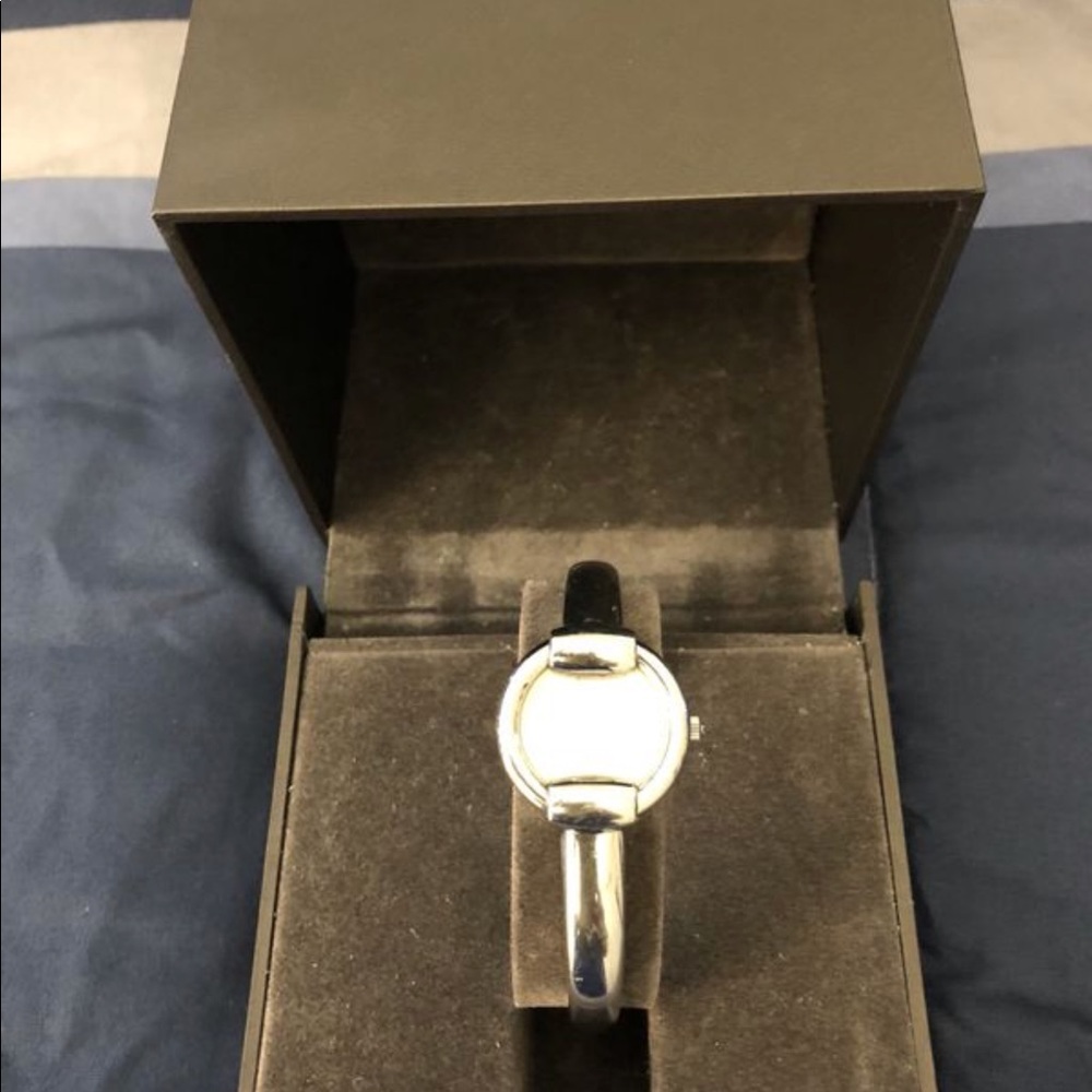 Gucci Bangle Watch - Picture 3 of 6